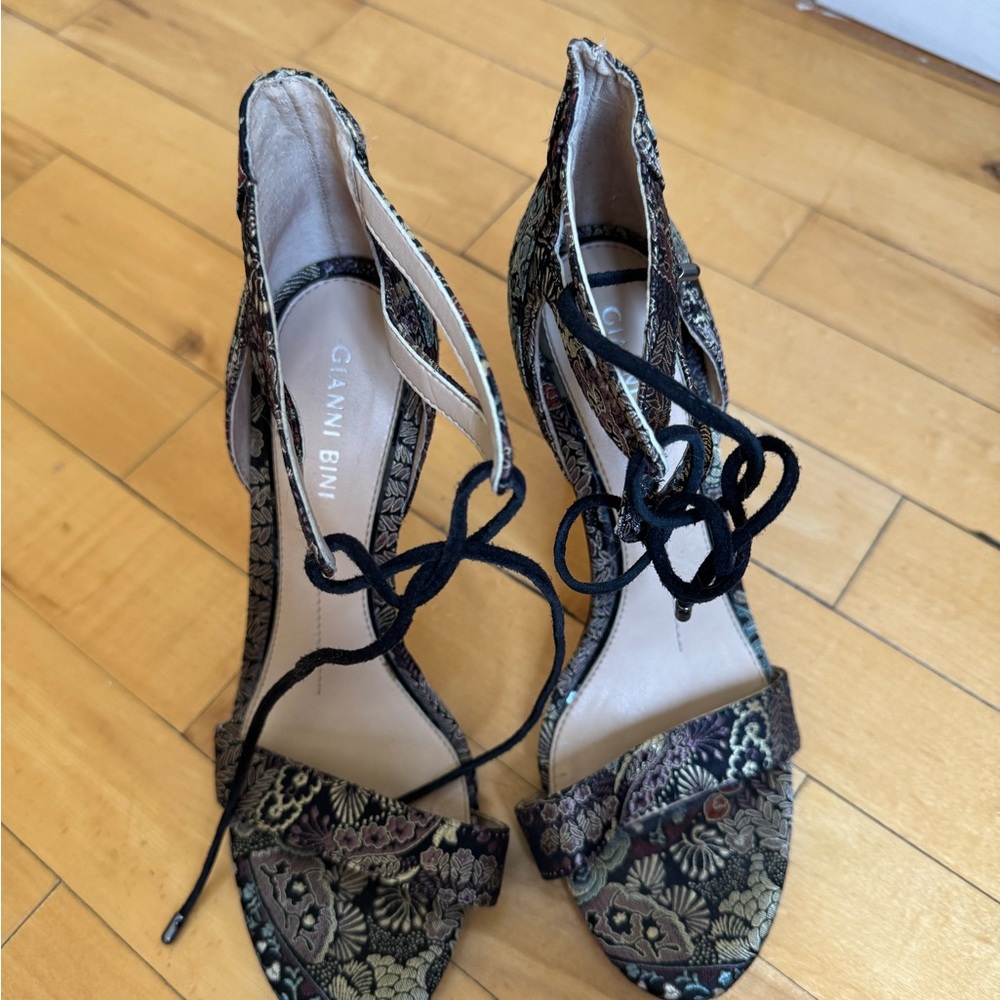 Patterned Women's Heels - Picture 5 of 5